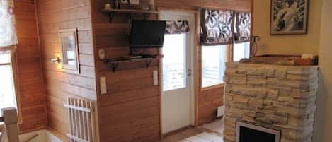 Mökki | Oleskelualue | Televisio, takka, DVD-soitin