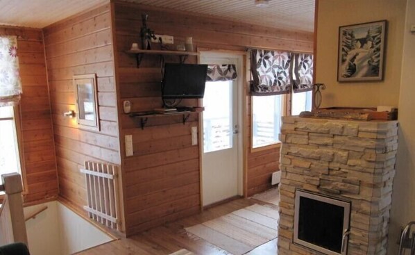 Cabaña | Zona de estar | Una televisión, una chimenea, un reproductor de DVD