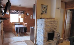 Cabaña | Zona de estar | Una televisión, una chimenea, un reproductor de DVD