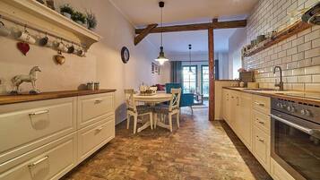 Apartment, 1 Schlafzimmer (Augusta, incl. Cleaning Fee 45 EUR) | Eigene Küche | Kühlschrank, Wasserkocher mit Kaffee-/Teezubehör, Wasserkocher, Toaster