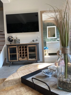 Apartamento, 4 quartos, 2 banheiros | Área de estar | TV de tela plana 55 polegadas com canais digitais, TV, pisos aquecidos
