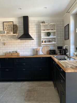 Apartment, 4 Schlafzimmer, 2 Bäder | Wohnbereich | 55-Zoll-Flachbildfernseher mit Digitalempfang, Fernseher