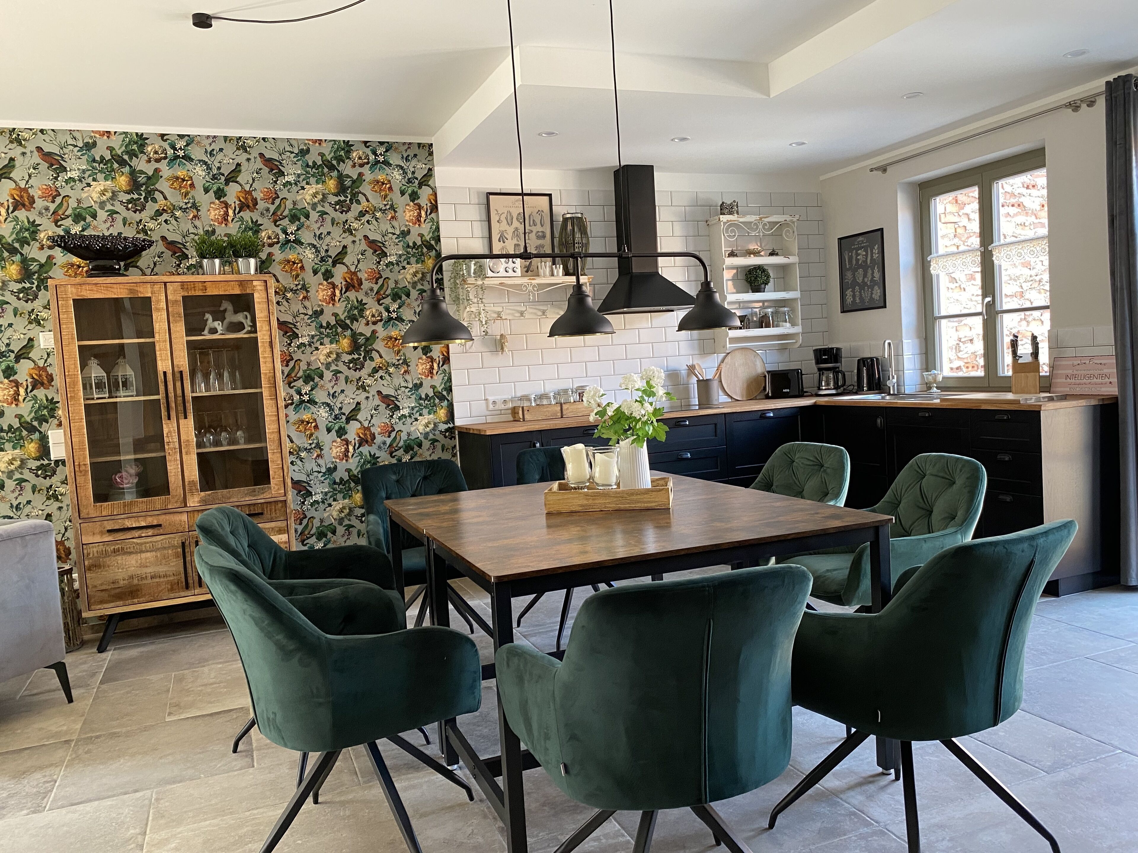 Apartment, 4 Schlafzimmer, 2 Bäder | Wohnbereich | 55-Zoll-Flachbildfernseher mit Digitalempfang, Fernseher