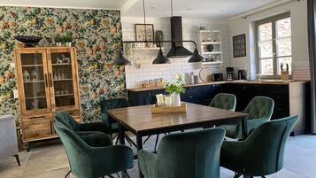 Apartment, 4 Schlafzimmer, 2 Bäder | Wohnbereich | 55-Zoll-Flachbildfernseher mit Digitalempfang, Fernseher