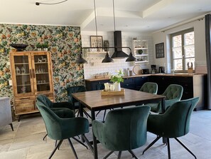 Apartment, 4 Schlafzimmer, 2 Bäder | Wohnbereich | 55-Zoll-Flachbildfernseher mit Digitalempfang, Fernseher