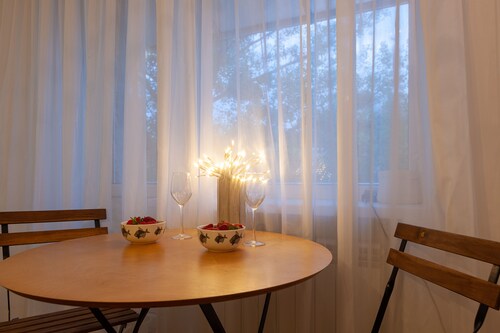 MalinaApt  Sophisticated red