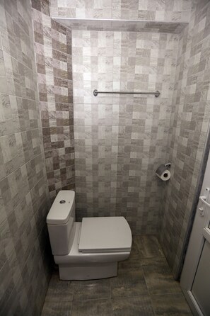 Apartment | Badezimmer | Dusche, Haartrockner, Hausschuhe, Handtücher