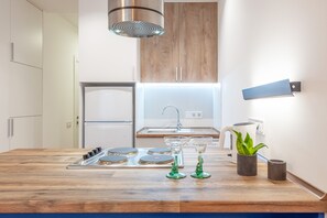 Appartement | Privékeuken | Een koelkast, een magnetron, een oven, een kookplaat