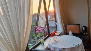 Minibar, meja kerja, tirai kedap cahaya, dan kedap suara