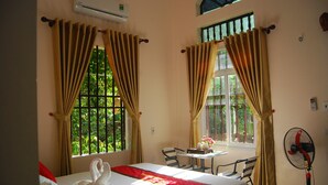 Minibar, desk, blackout drapes, soundproofing - Phi Hung's Unique homestay (Nam Hoa Lu)
