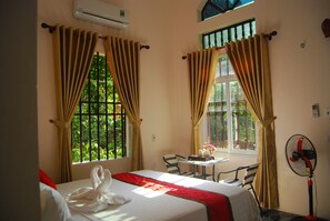 Minibar, desk, blackout curtains, soundproofing - Phi Hung's Unique homestay (Hoa Lu)