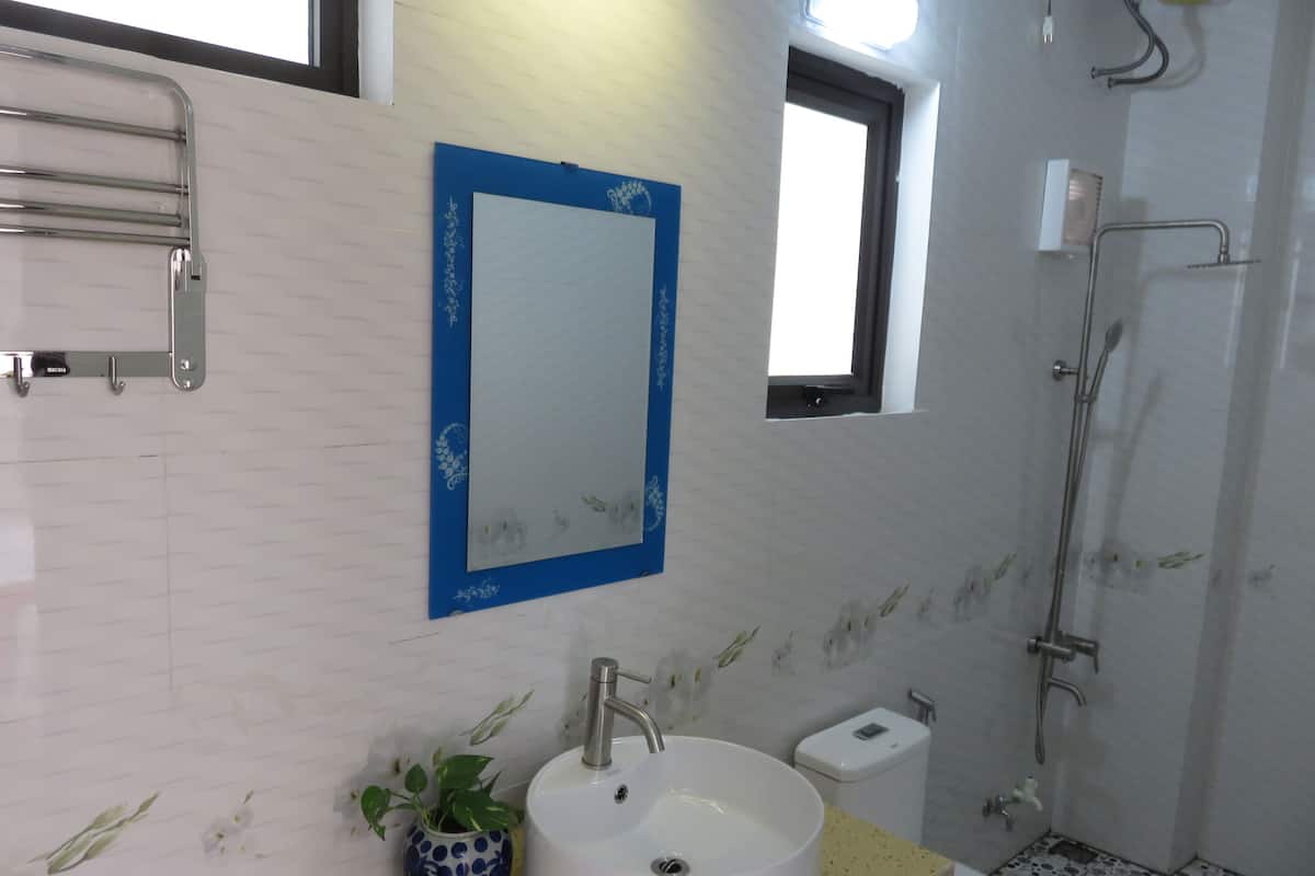 Single Room | Bathroom | Shower, rainfall showerhead, designer toiletries, hair dryer
