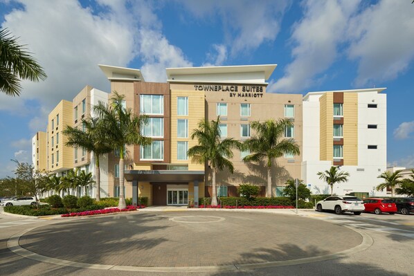 Um hotel moderno com uma placa de destaque que diz "TOWNEPLACE SUITES BY MARRIOTT".