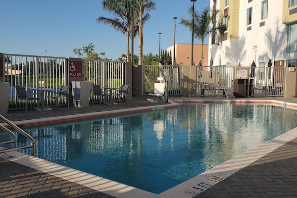 Una piscina al aire libre