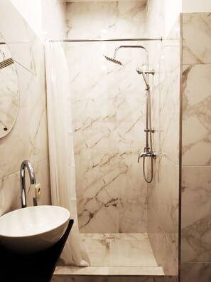 Departamento de diseñador, 1 habitación | Baño | Regadera, regadera tipo lluvia, amenidades de baño gratuitas 