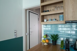 Frigobar, placa de cocina, cafetera/tetera, tetera/pava eléctrica