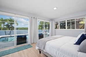 4 bedrooms, iron/ironing board, WiFi, bed sheets - ⚓Casa Palma! Beautiful waterfront home w/heated pool & dock!⚓🌅 (Bradenton)