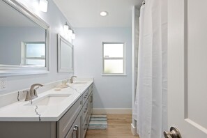 Ensemble douche/baignoire, sèche-cheveux, serviettes fournies