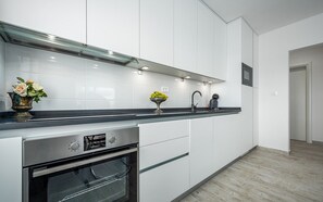 Kjøleskap, mikrobølgeovn, ovn og kokeplater