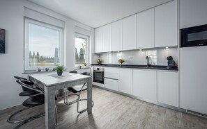 Kjøleskap, mikrobølgeovn, ovn og kokeplater