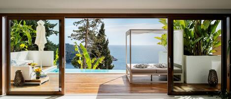 Een binnenzwembad en een buitenzwembad