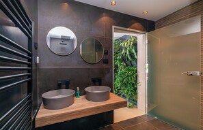 Bathtub, hair dryer, bidet, towels
