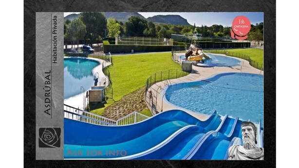 Ein privates Wohnhaus mit Swimmingpool, Rutsche und umzäunter Garten.