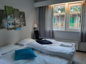 Cunas (de pago), wifi gratis, ropa de cama