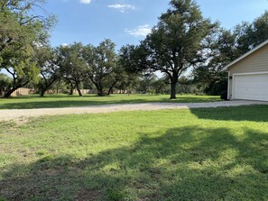 Property grounds - Cozy Hill Country Home (Austin)