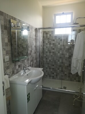 Traditional House, 2 Bedrooms | Bathroom | Shower, hair dryer, towels, soap - Casa da Avó Celina (Funchal)