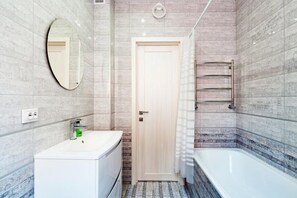 Bañera, artículos de tocador gratuitos, secador de pelo, pantuflas