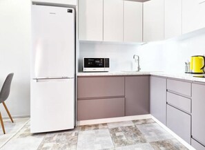 Refrigerador, microondas, placa de cocina, tetera/pava eléctrica