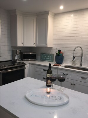 Fridge, microwave, oven, stovetop - The Frankfort Surf Cottage (Frankfort)