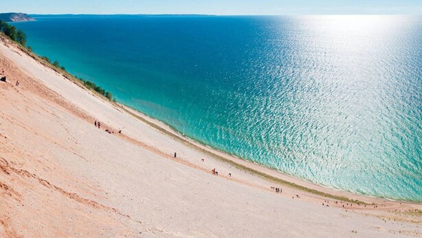 A beach with a clear view of the sea and a sandy slope. - The Frankfort Surf Cottage (Frankfort)