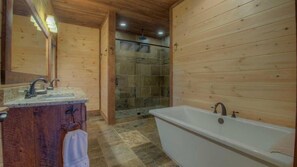 Ensemble douche/baignoire, sèche-cheveux, serviettes fournies