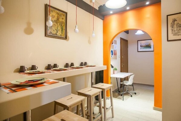 تناول الطعام داخل الغرفة