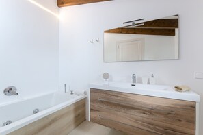 Baignoire, sèche-cheveux, serviettes fournies