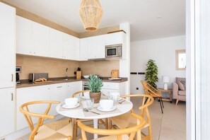 Frigorífico, microondas, horno y placa de cocina