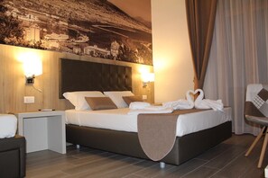 Habitació triple de luxe (Vesuvio) | Llençols de cotó egipci, roba de llit d'alta qualitat i cobrellits 