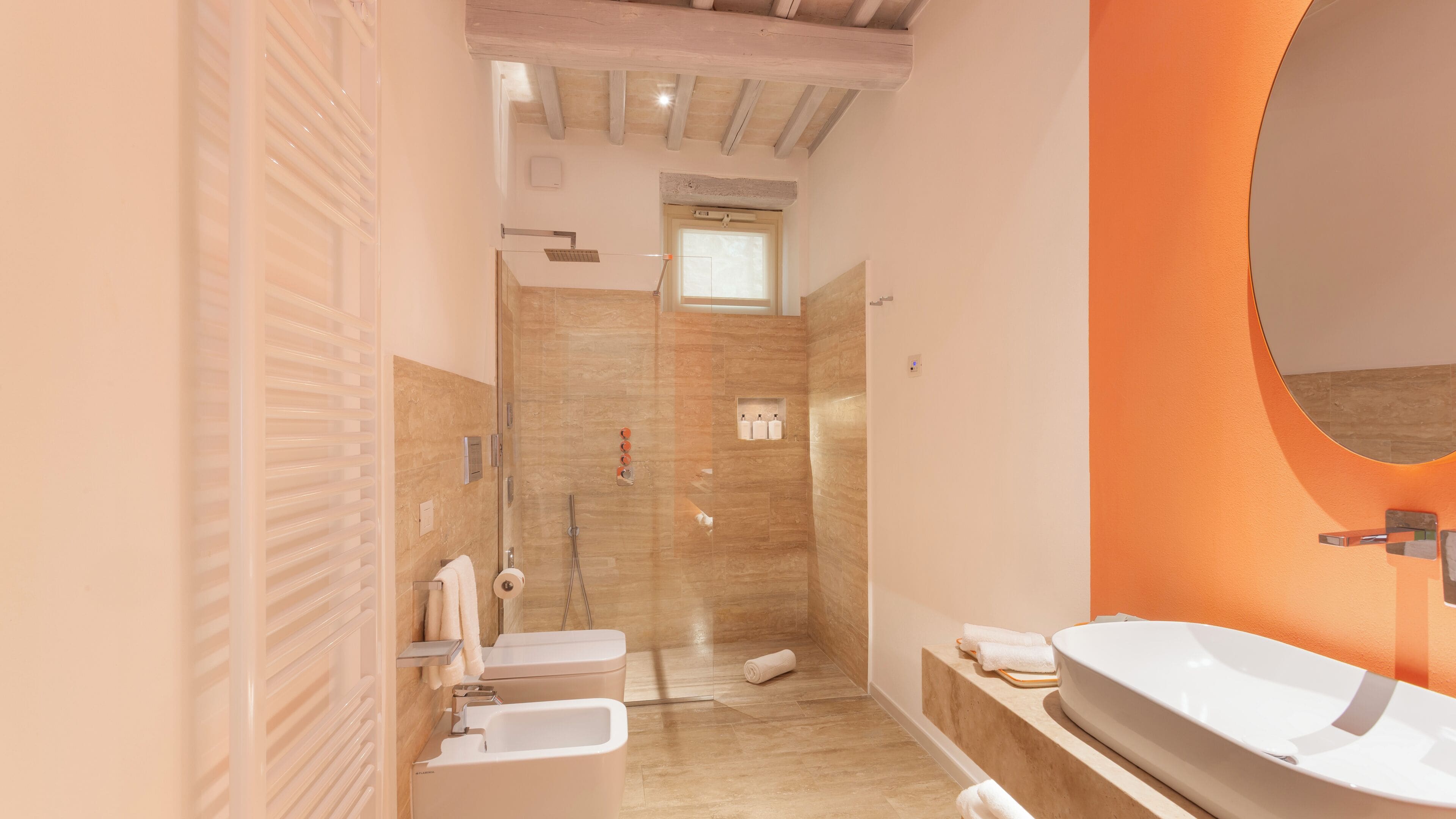 Ein modernes Badezimmer mit Dusche, Toilette und Waschbecken.