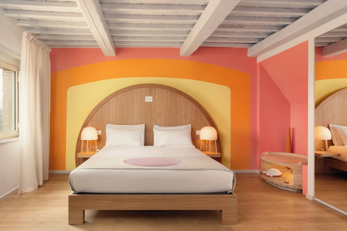 Minibar, coffres-forts dans les chambres, bureau