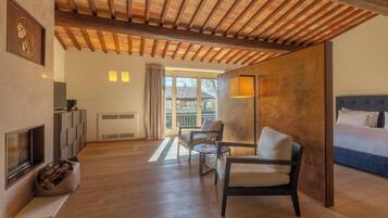 Minibar, coffres-forts dans les chambres, bureau