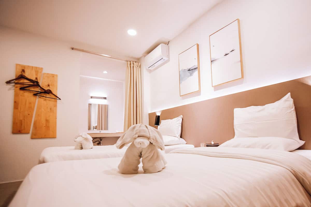 Classic Twin Room | Down comforters, in-room safe, desk, blackout drapes