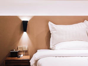 Quarto casal conforto | Edredons de pluma, cofres nos quartos, escrivaninha, cortinas blackout