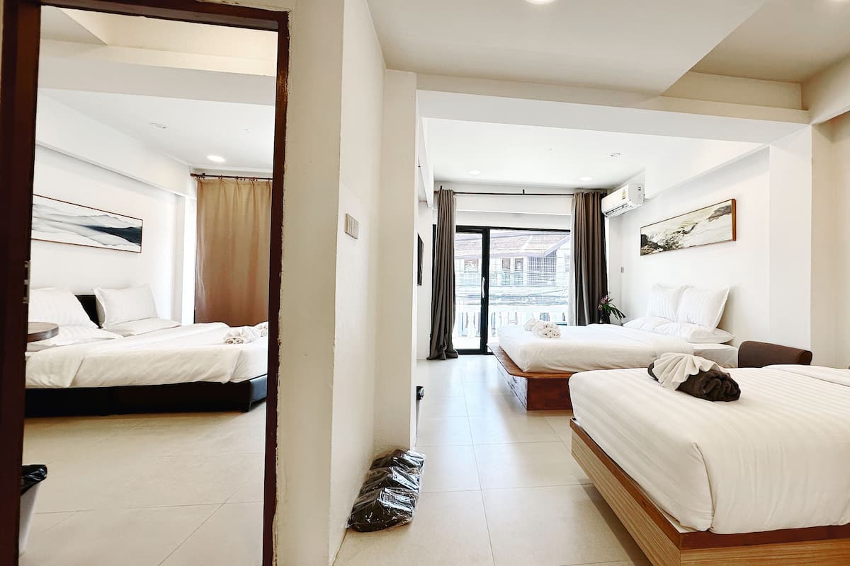 Premier Suite | Down comforters, in-room safe, desk, blackout drapes