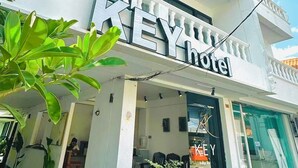 A hotel with a prominent sign, a covered entrance, and a balcony with railings. - Key Hotel at Old City Center (Chiang Mai)