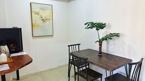 Quarto quádruplo família | Edredons de pluma, cofres nos quartos, escrivaninha, cortinas blackout