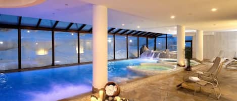 Indoor pool, sun loungers