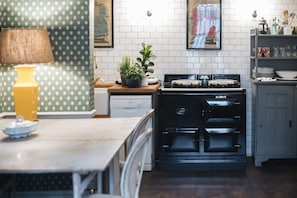 Appartement | Privékeuken | Een koelkast met diepvriezer, een microgolfoven, een oven, een kookplaat