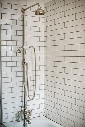 Appartement | Salle de bain | Ensemble baignoire-douche, articles de toilette (gratuits)